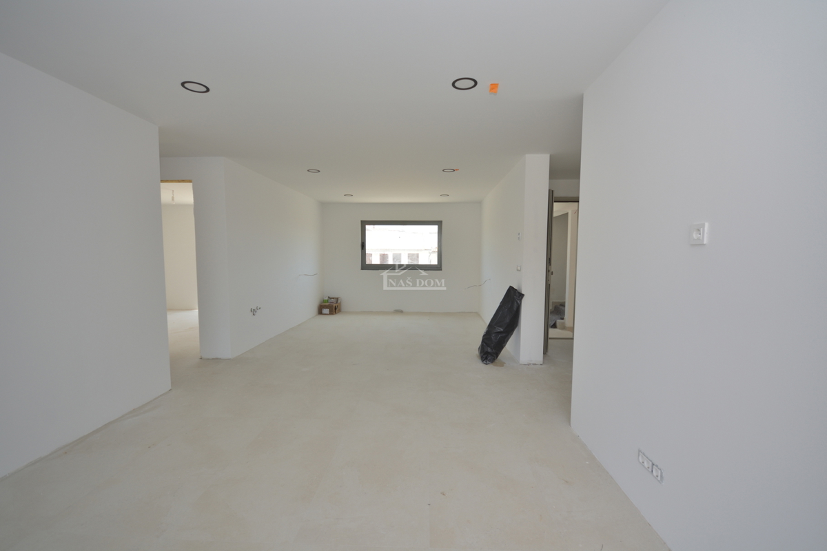 Vodice - Stanovanje v prvem nadstropju s 3 spalnimi prostori, 700 m do plaže