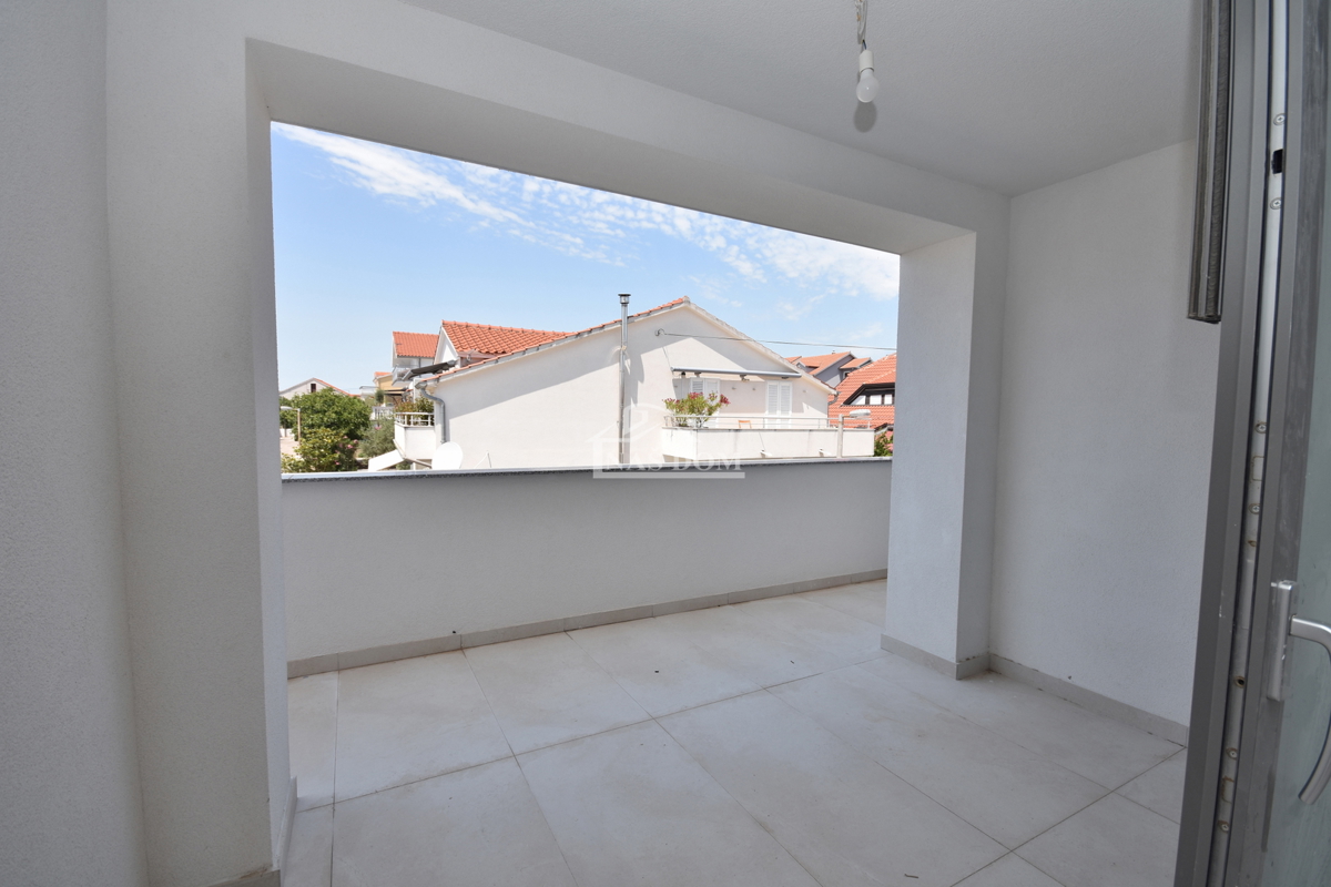 Vodice - Stanovanje v prvem nadstropju s 3 spalnimi prostori, 700 m do plaže