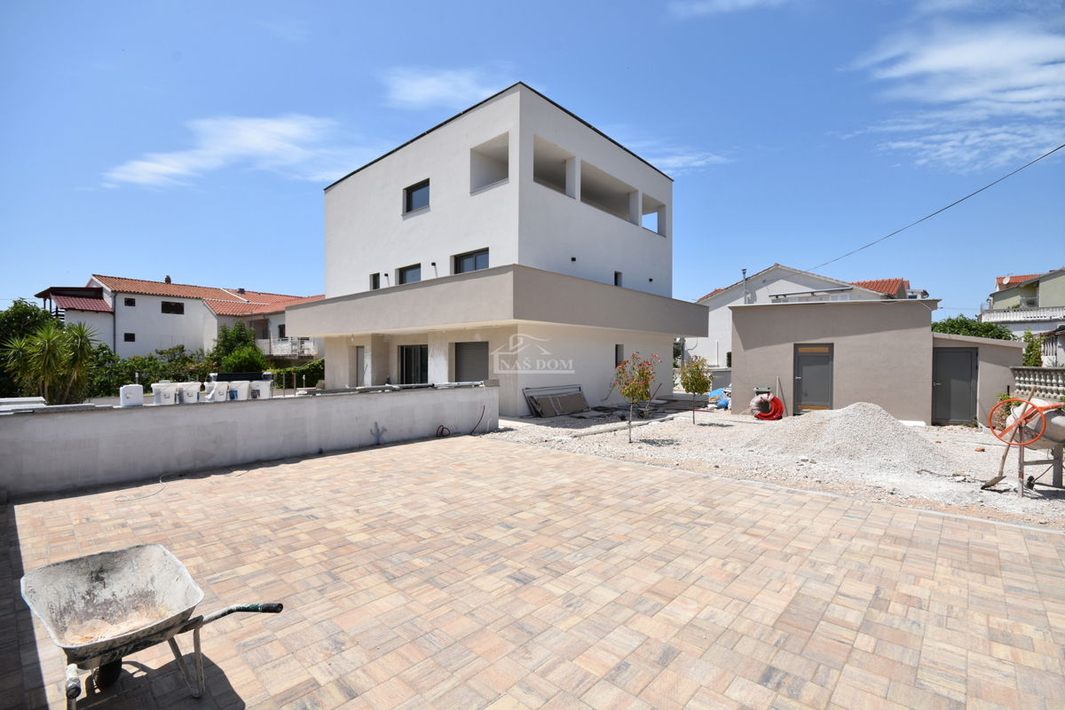 Vodice - Stanovanje v prvem nadstropju s 3 spalnimi prostori, 700 m do plaže