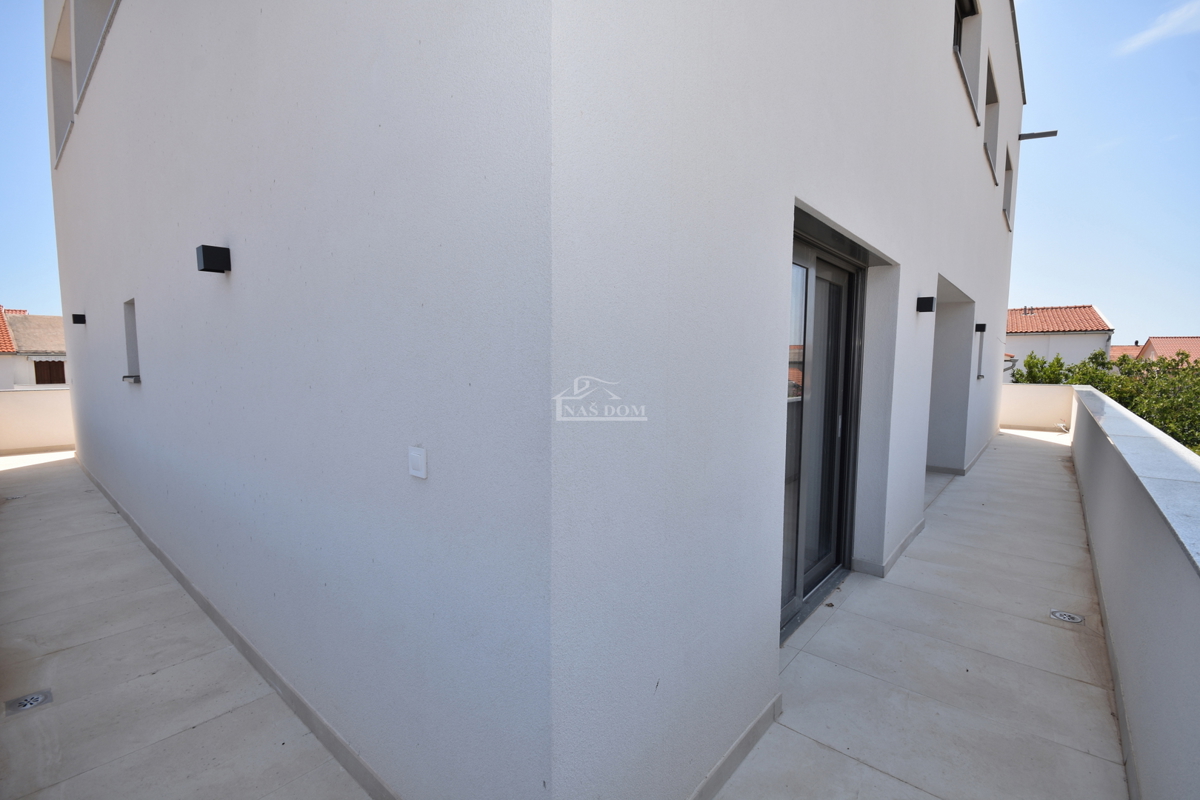 Vodice - Stanovanje v prvem nadstropju s 3 spalnimi prostori, 700 m do plaže