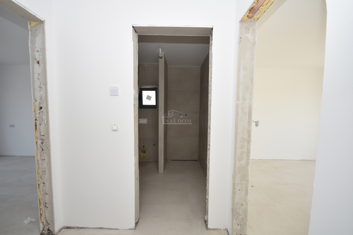 Vodice - Stanovanje v prvem nadstropju s 3 spalnimi prostori, 700 m do plaže