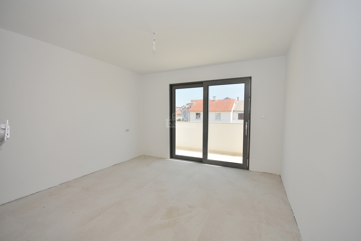 Vodice - Stanovanje v prvem nadstropju s 3 spalnimi prostori, 700 m do plaže