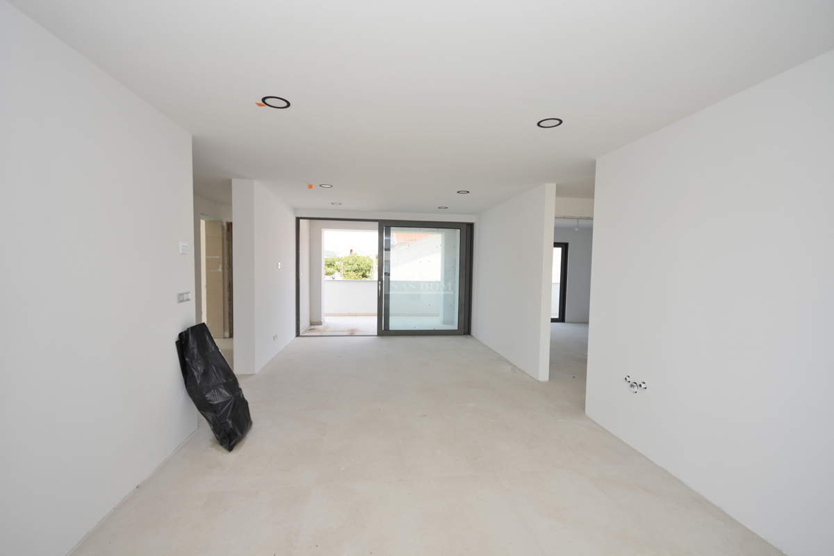 Vodice - Stanovanje v prvem nadstropju s 3 spalnimi prostori, 700 m do plaže