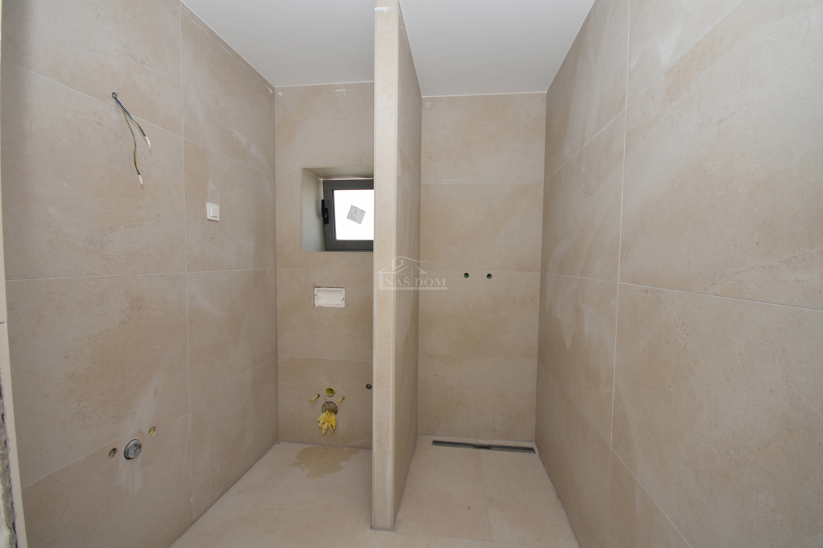 Vodice - Stanovanje v prvem nadstropju s 3 spalnimi prostori, 700 m do plaže