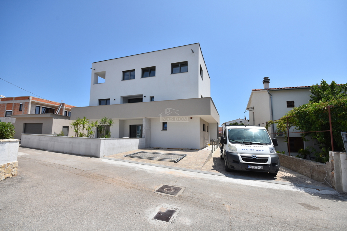 Vodice - Stanovanje v prvem nadstropju s 3 spalnimi prostori, 700 m do plaže