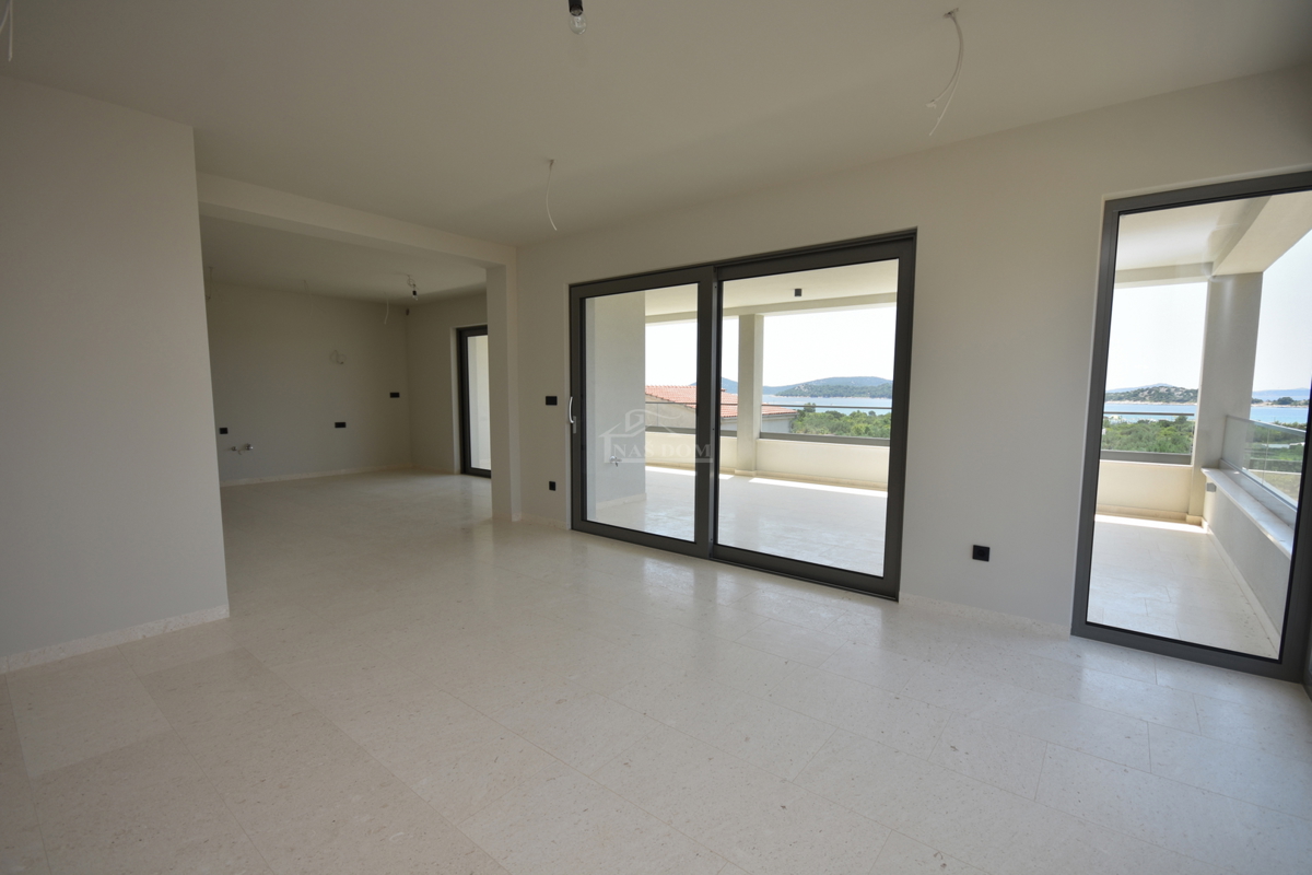 Tribunj - Stanovanje S3 z razgledom na morje, 400 m od plaže