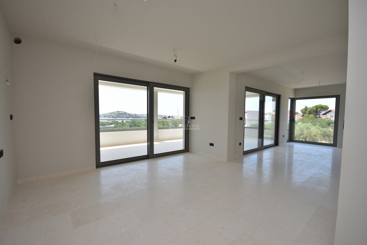 Tribunj - Stanovanje S3 z razgledom na morje, 400 m od plaže