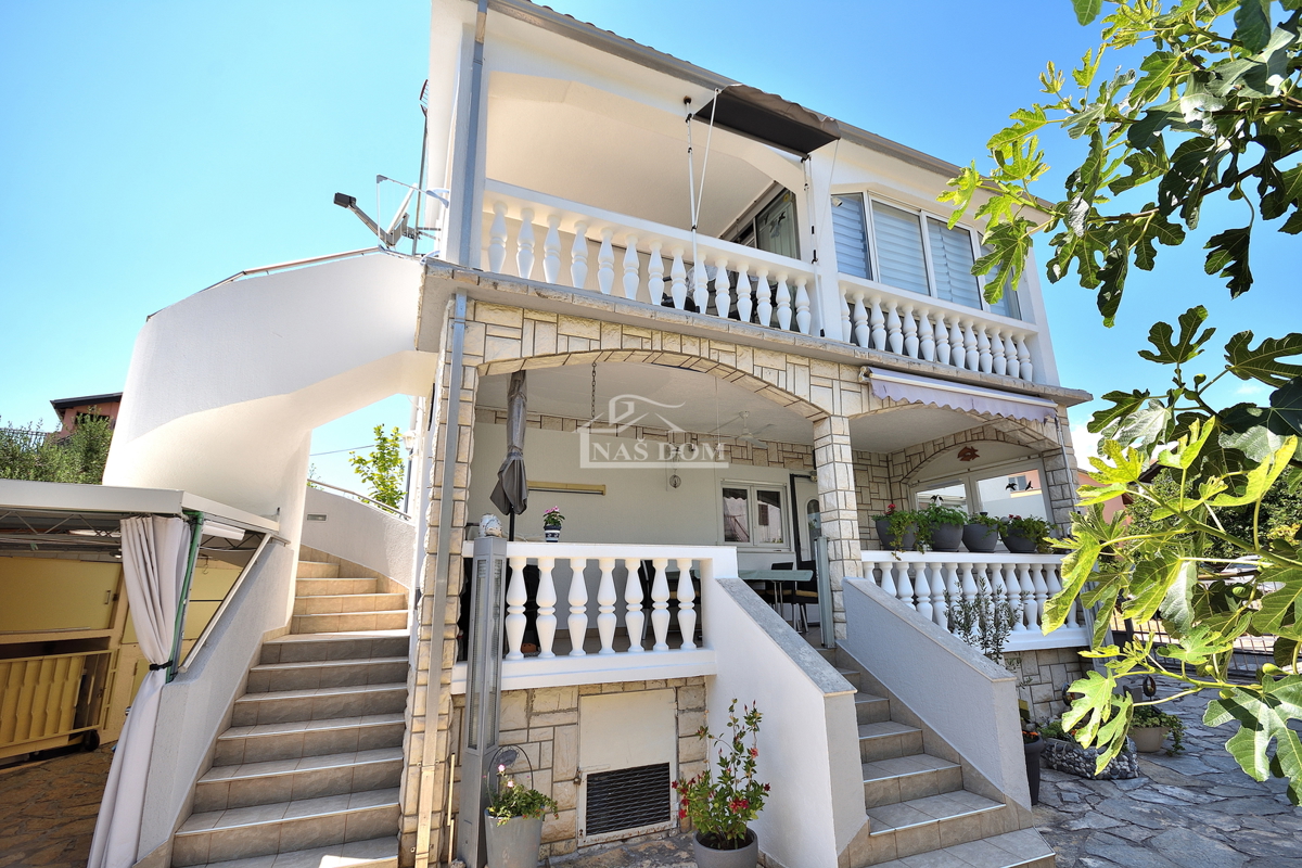 Tribunj - hiša z dvema apartmajema, 600 m od plaže