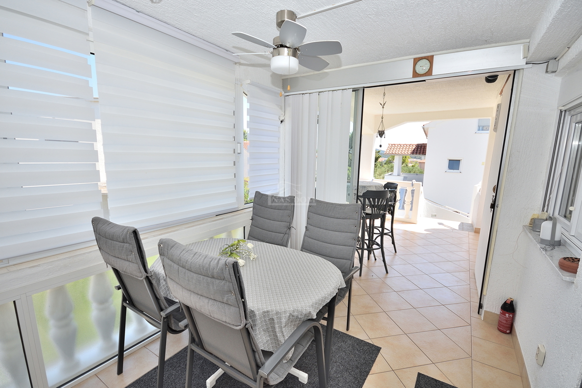 Tribunj - hiša z dvema apartmajema, 600 m od plaže