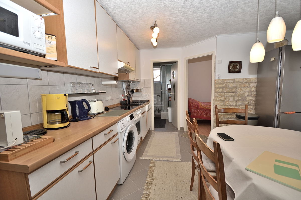 Tribunj - hiša z dvema apartmajema, 600 m od plaže