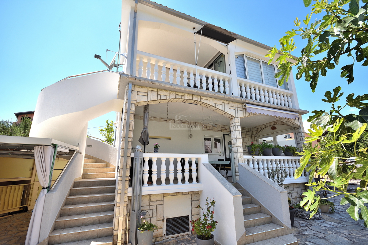 Tribunj - hiša z dvema apartmajema, 600 m od plaže