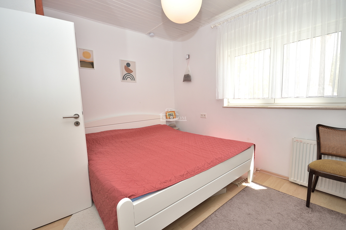 Tribunj - hiša z dvema apartmajema, 600 m od plaže