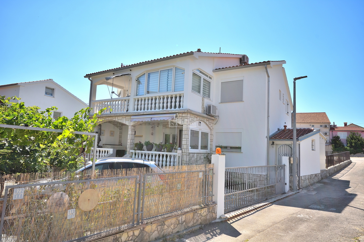 Tribunj - hiša z dvema apartmajema, 600 m od plaže