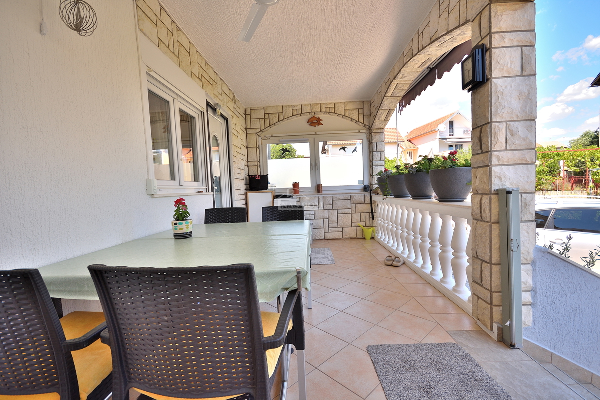 Tribunj - hiša z dvema apartmajema, 600 m od plaže