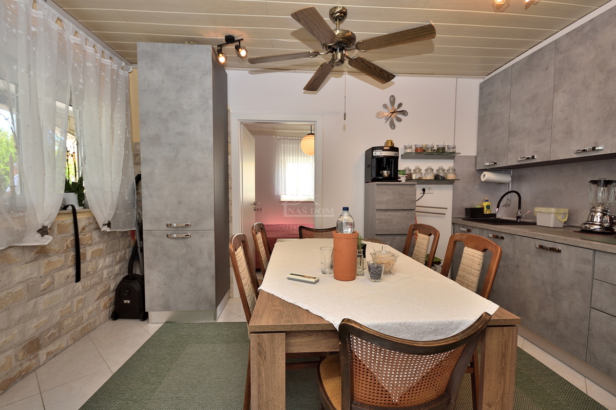 Tribunj - hiša z dvema apartmajema, 600 m od plaže