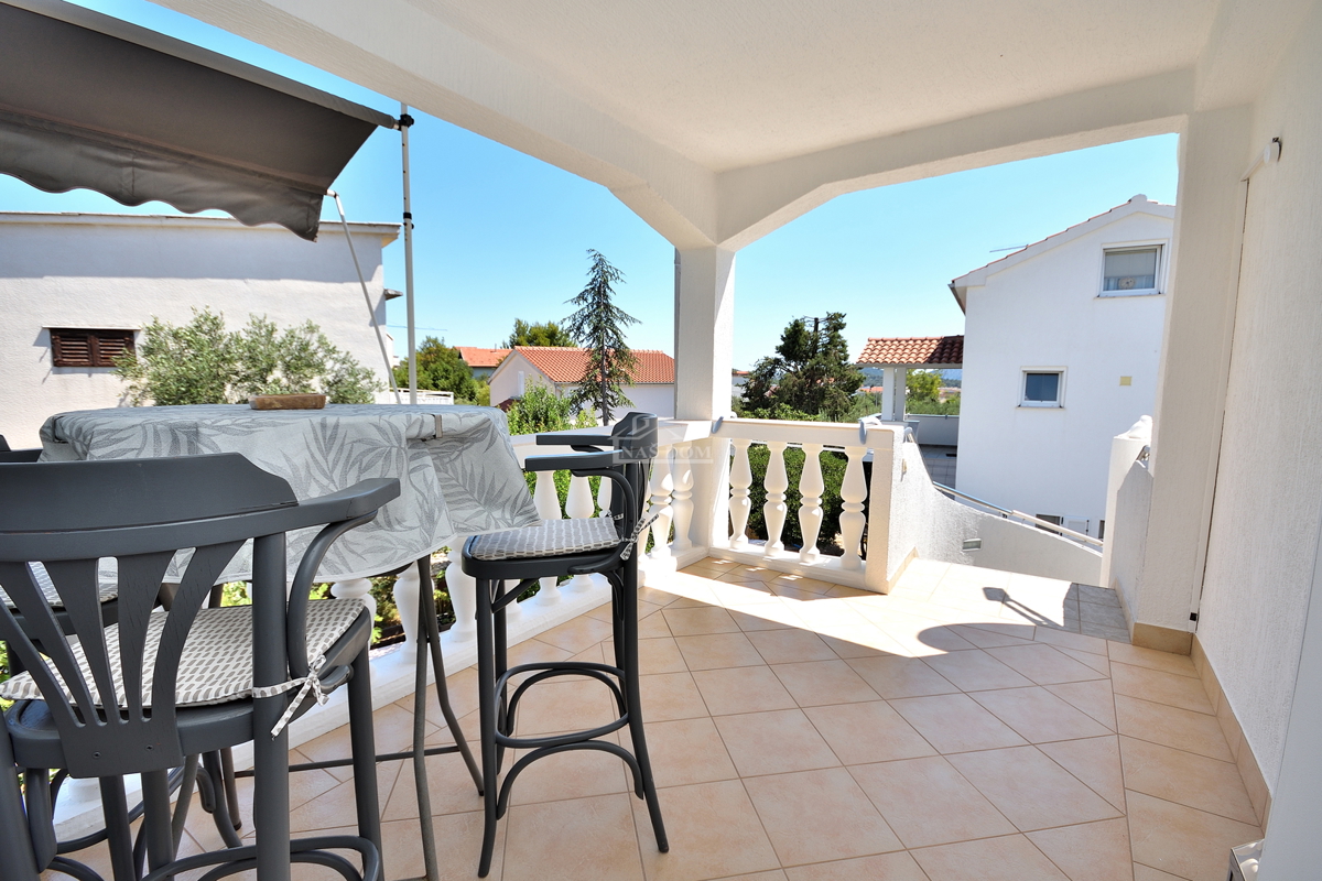 Tribunj - hiša z dvema apartmajema, 600 m od plaže