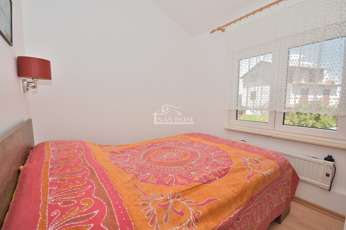 Tribunj - hiša z dvema apartmajema, 600 m od plaže
