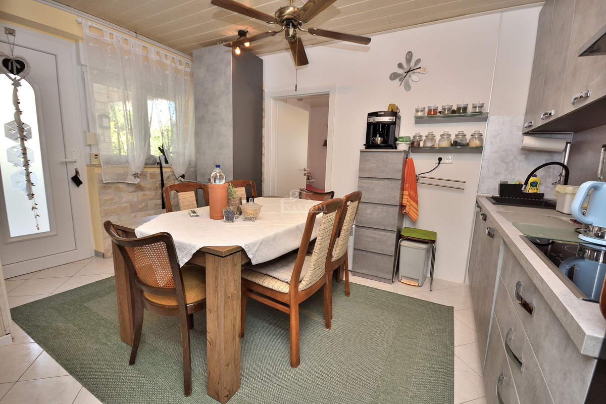 Tribunj - hiša z dvema apartmajema, 600 m od plaže