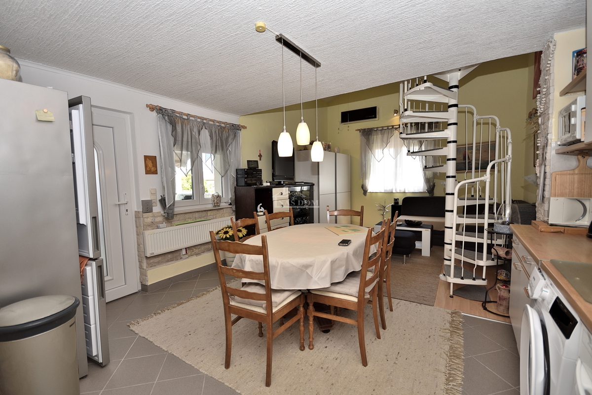 Tribunj - hiša z dvema apartmajema, 600 m od plaže