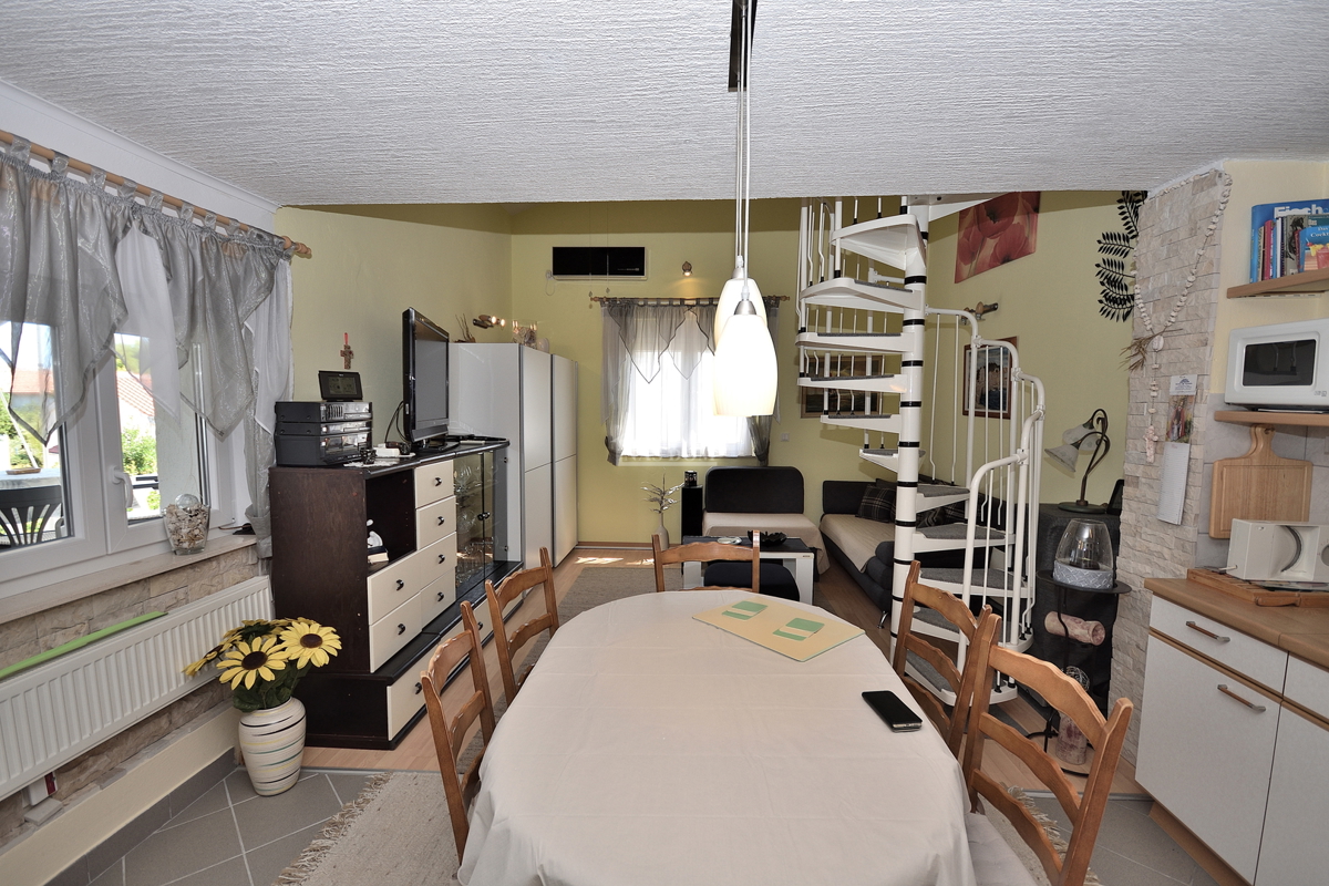 Tribunj - hiša z dvema apartmajema, 600 m od plaže