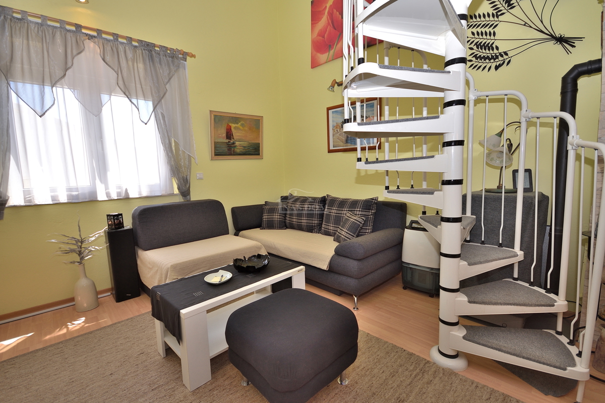 Tribunj - hiša z dvema apartmajema, 600 m od plaže