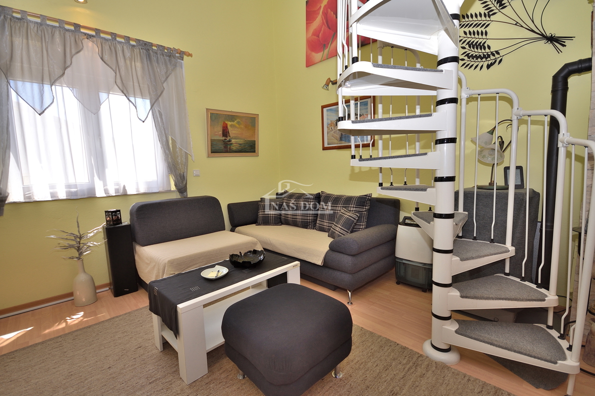 Tribunj - hiša z dvema apartmajema, 600 m od plaže