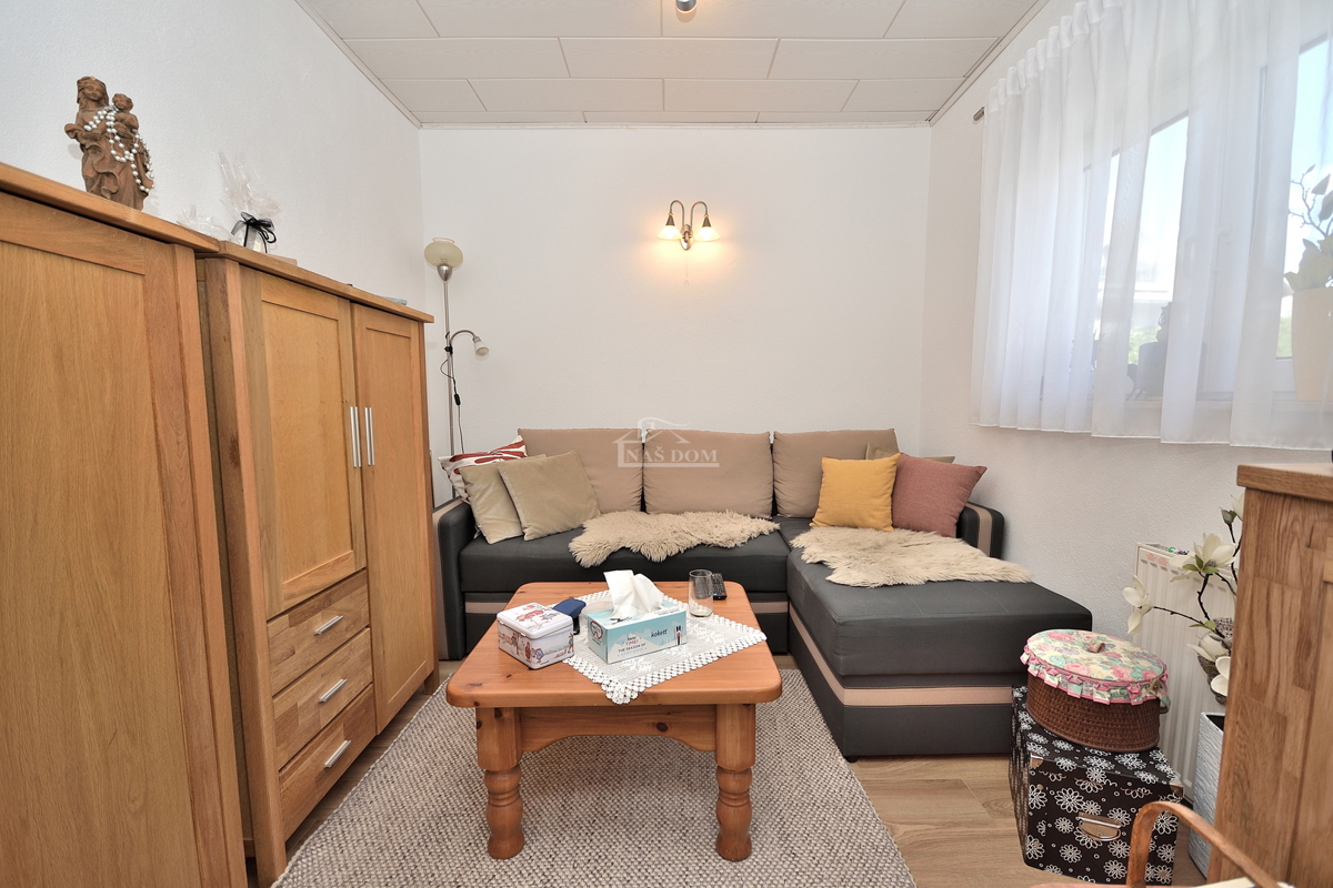 Tribunj - hiša z dvema apartmajema, 600 m od plaže