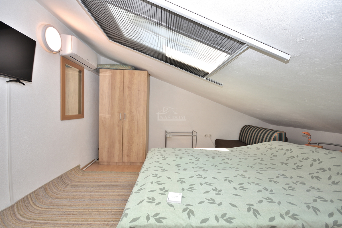 Tribunj - hiša z dvema apartmajema, 600 m od plaže