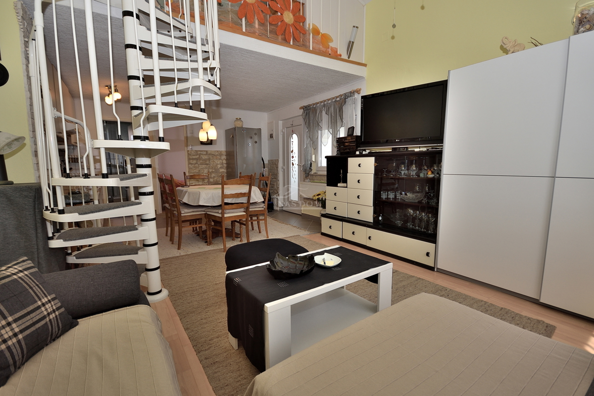 Tribunj - hiša z dvema apartmajema, 600 m od plaže