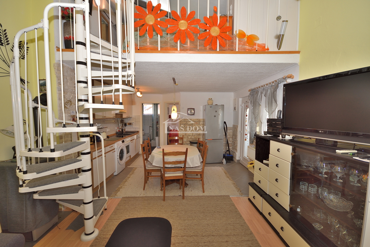 Tribunj - hiša z dvema apartmajema, 600 m od plaže
