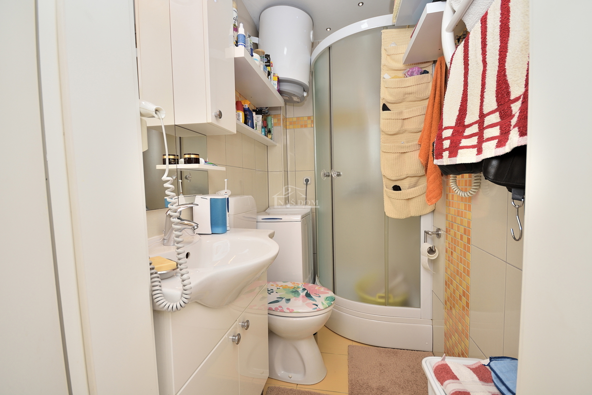 Tribunj - hiša z dvema apartmajema, 600 m od plaže