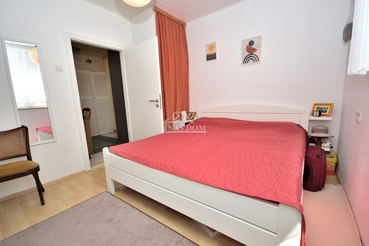 Tribunj - hiša z dvema apartmajema, 600 m od plaže