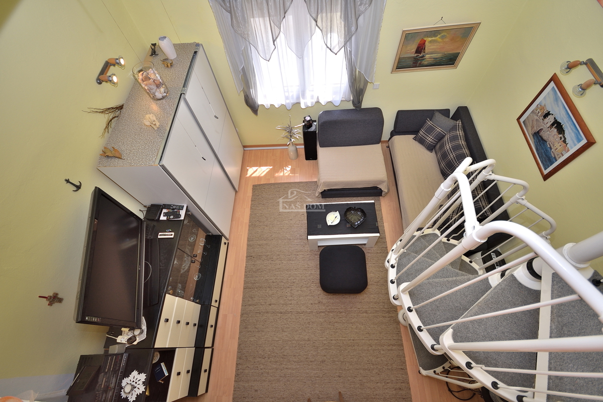 Tribunj - hiša z dvema apartmajema, 600 m od plaže