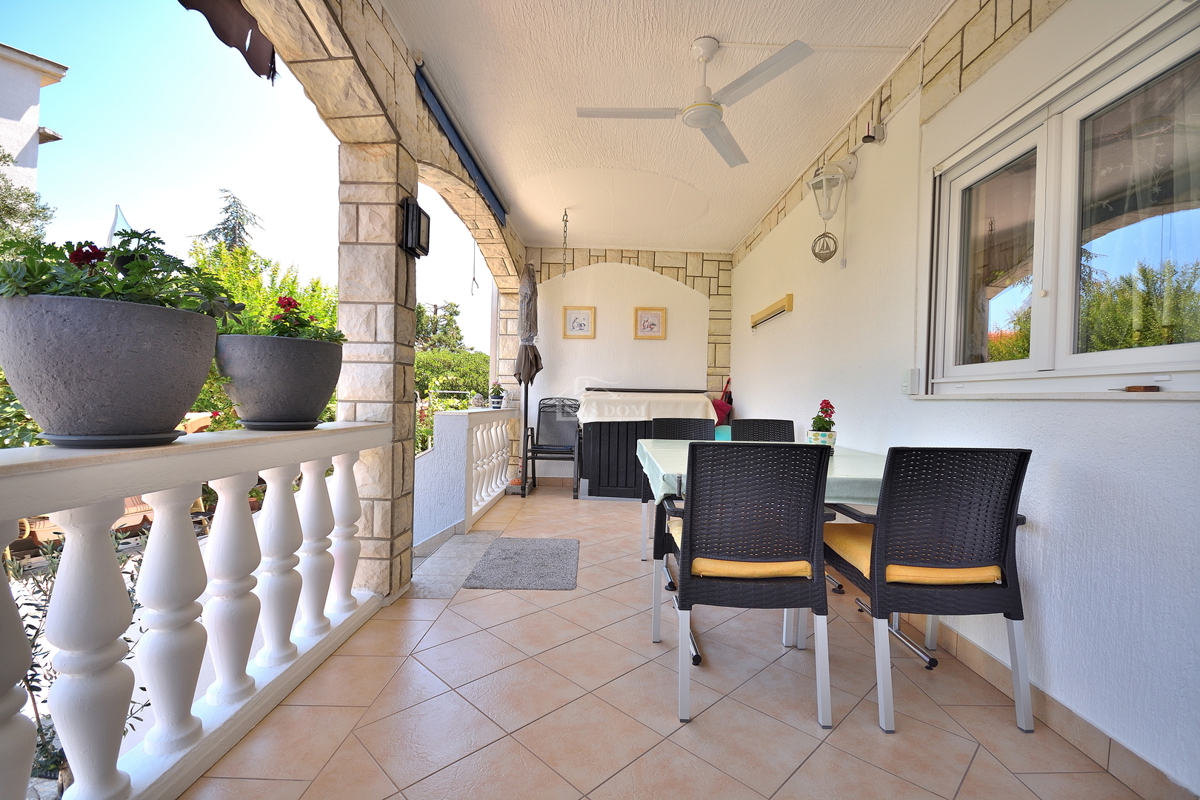 Tribunj - hiša z dvema apartmajema, 600 m od plaže