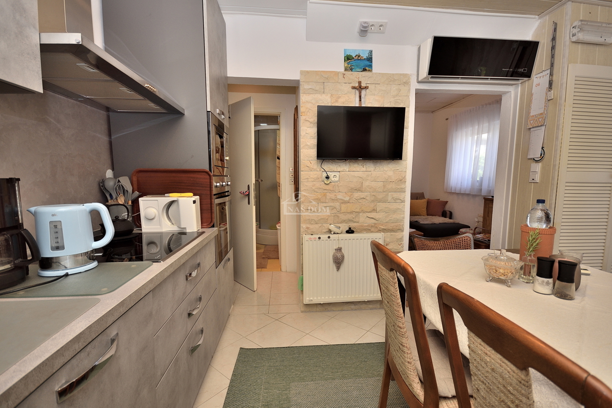 Tribunj - hiša z dvema apartmajema, 600 m od plaže