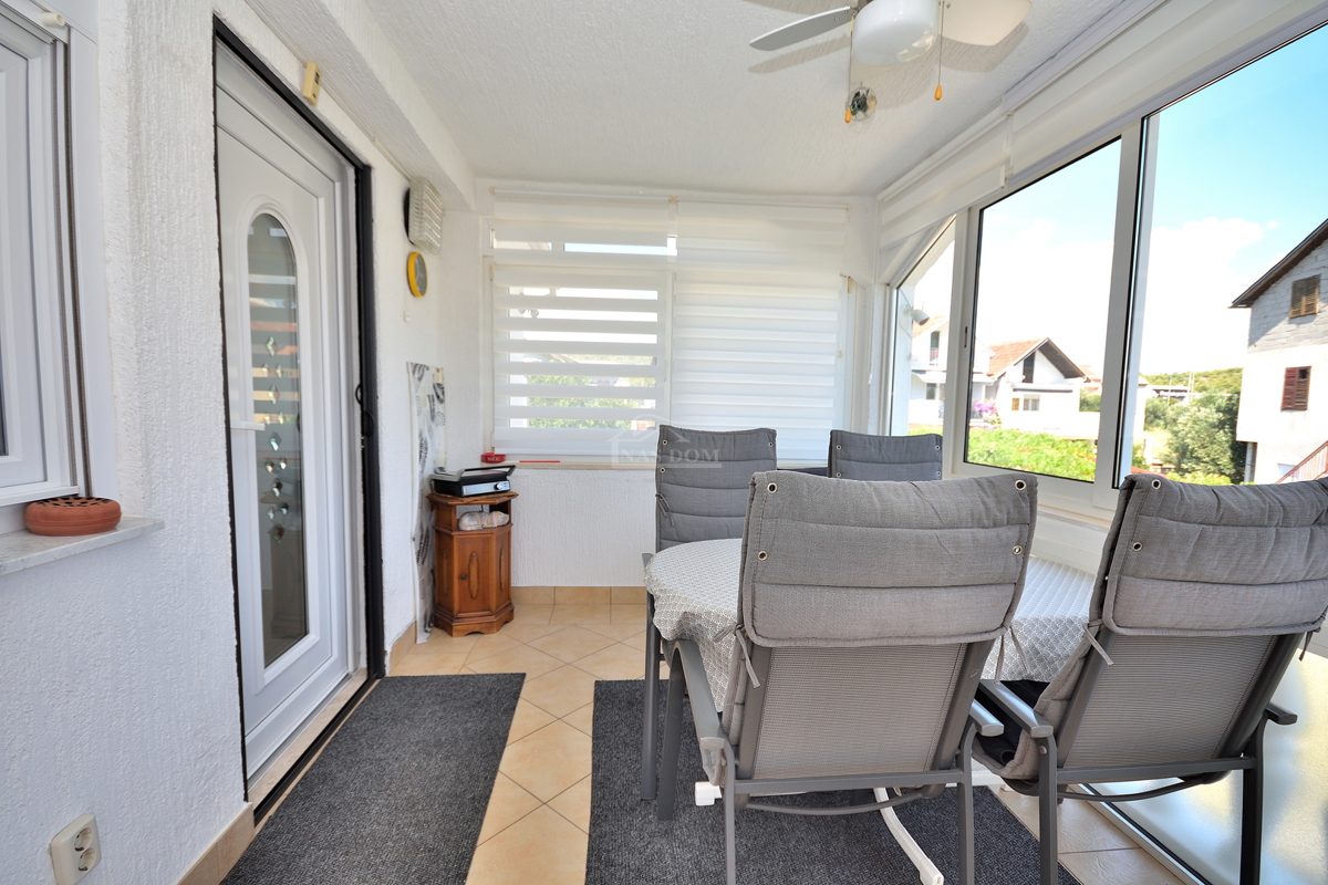 Tribunj - hiša z dvema apartmajema, 600 m od plaže