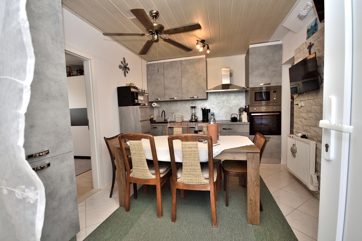 Tribunj - hiša z dvema apartmajema, 600 m od plaže