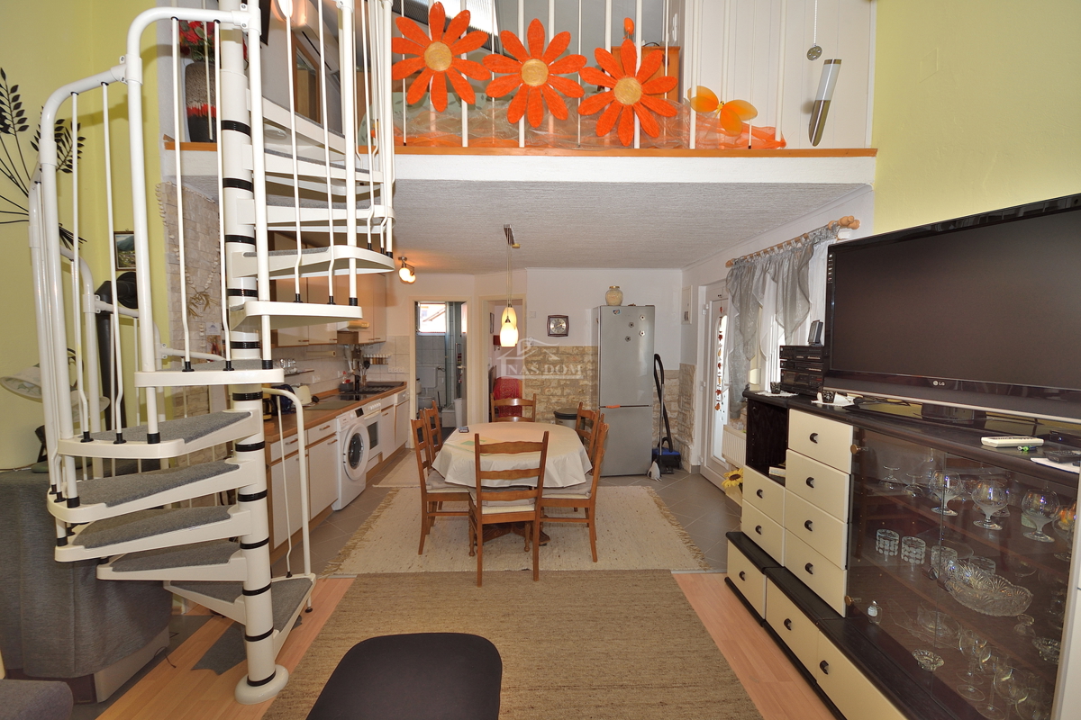 Tribunj - hiša z dvema apartmajema, 600 m od plaže