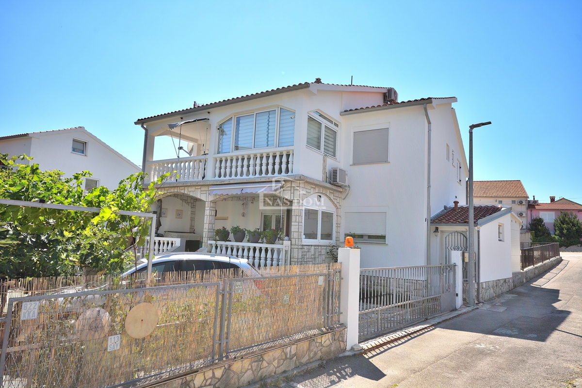 Tribunj - hiša z dvema apartmajema, 600 m od plaže