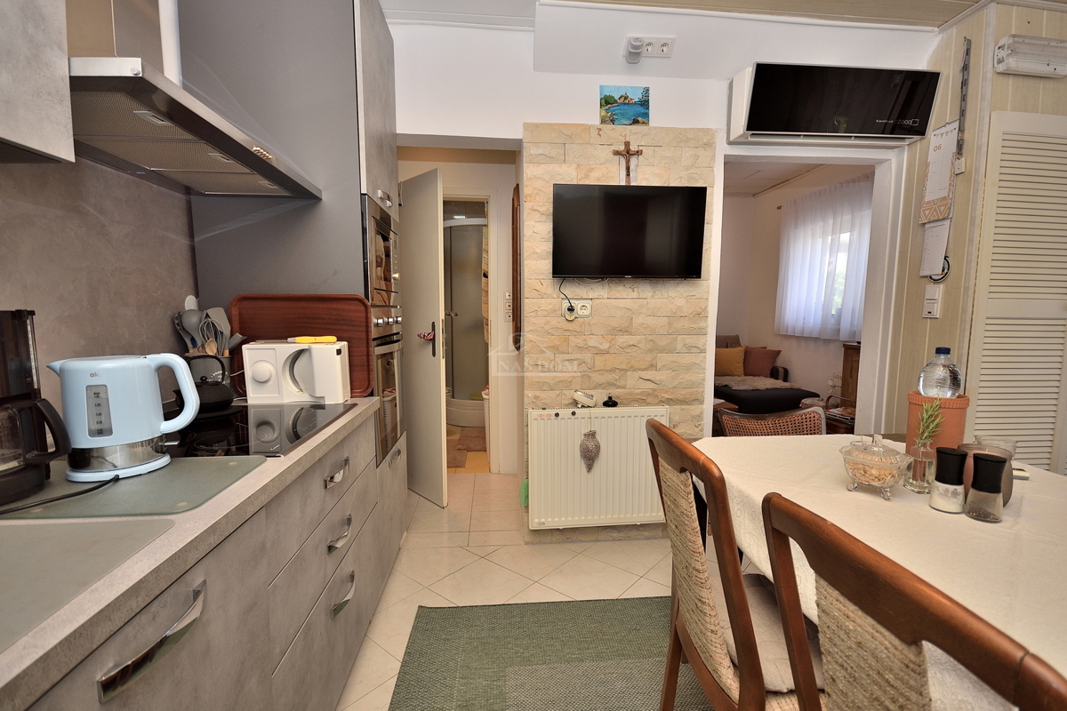 Tribunj - hiša z dvema apartmajema, 600 m od plaže