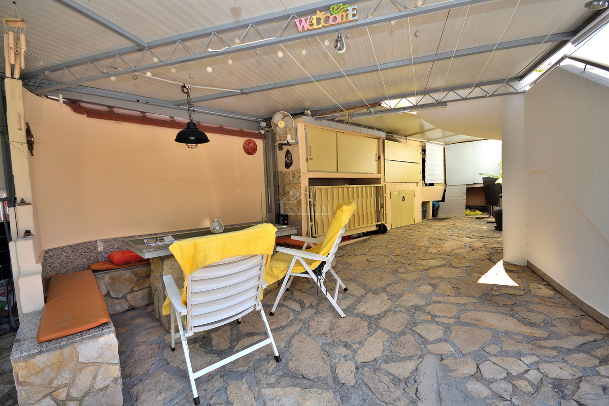 Tribunj - hiša z dvema apartmajema, 600 m od plaže