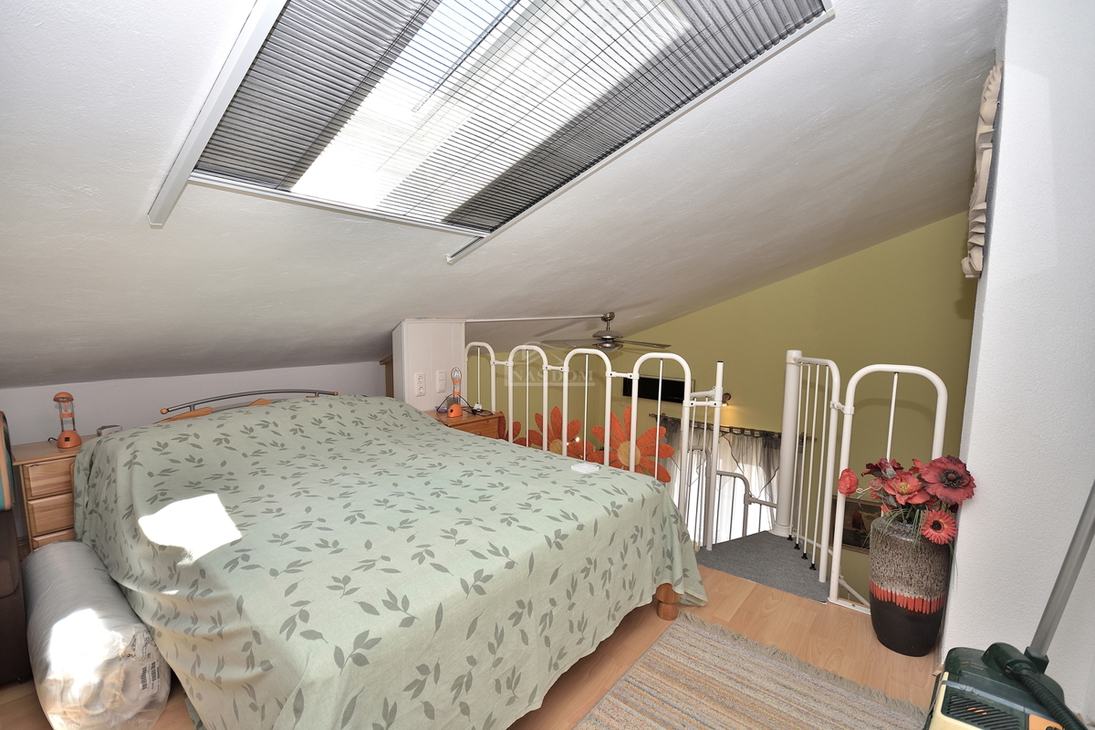 Tribunj - hiša z dvema apartmajema, 600 m od plaže