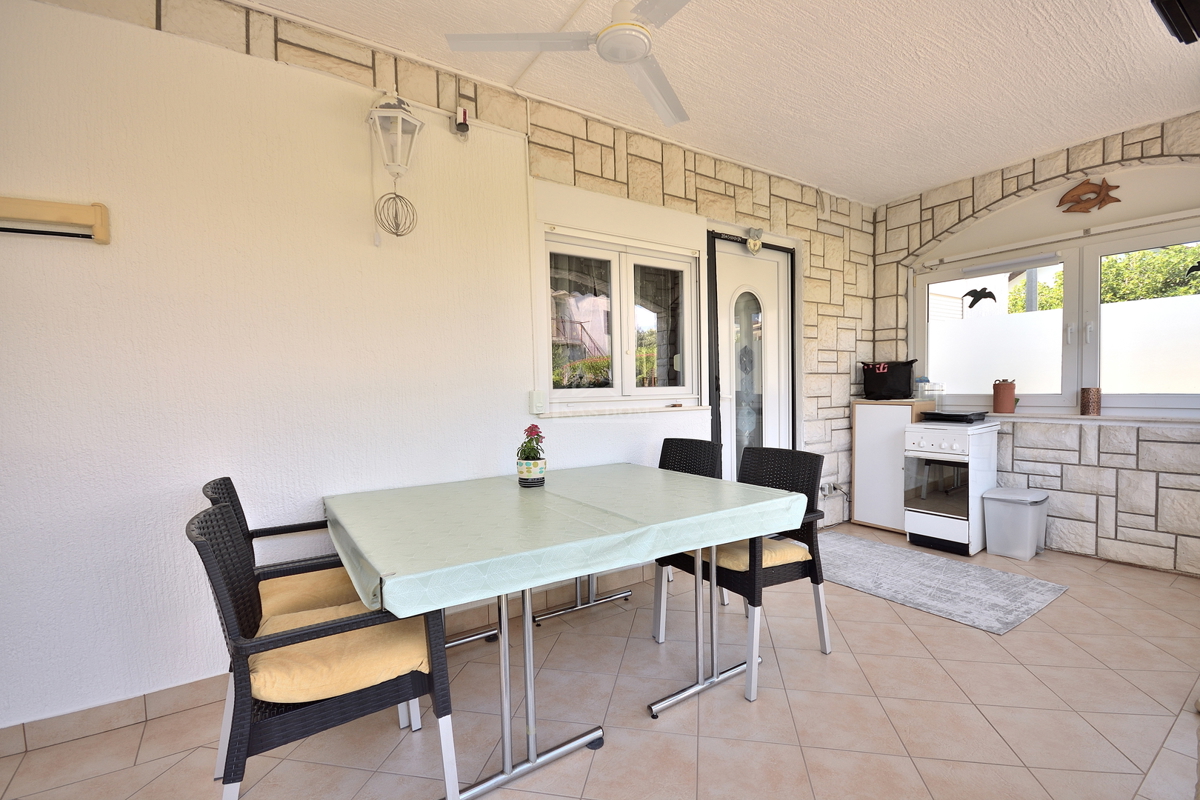 Tribunj - hiša z dvema apartmajema, 600 m od plaže