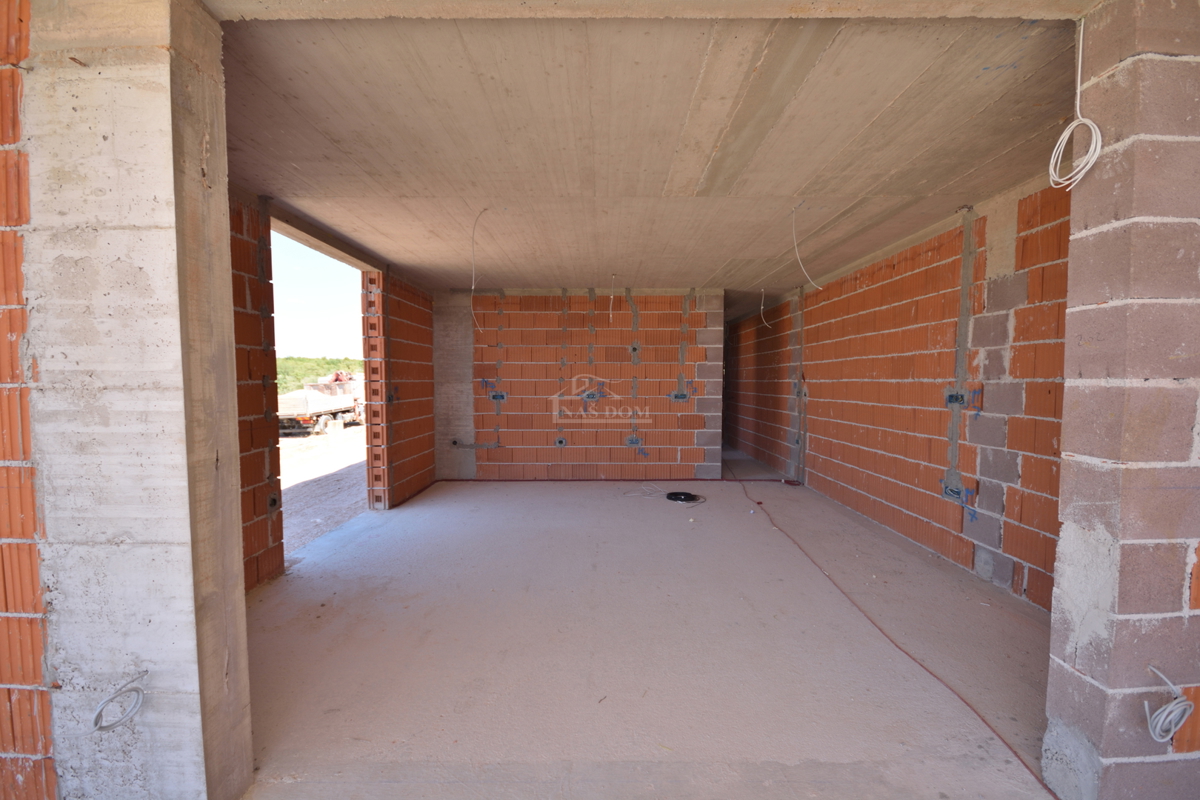 Luksuzno stanovanje S2 z bazenom in vrtom v pritličju novogradnje – Vodice