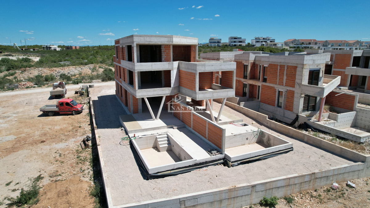 Luksuzno stanovanje S2 z bazenom in vrtom v pritličju novogradnje – Vodice