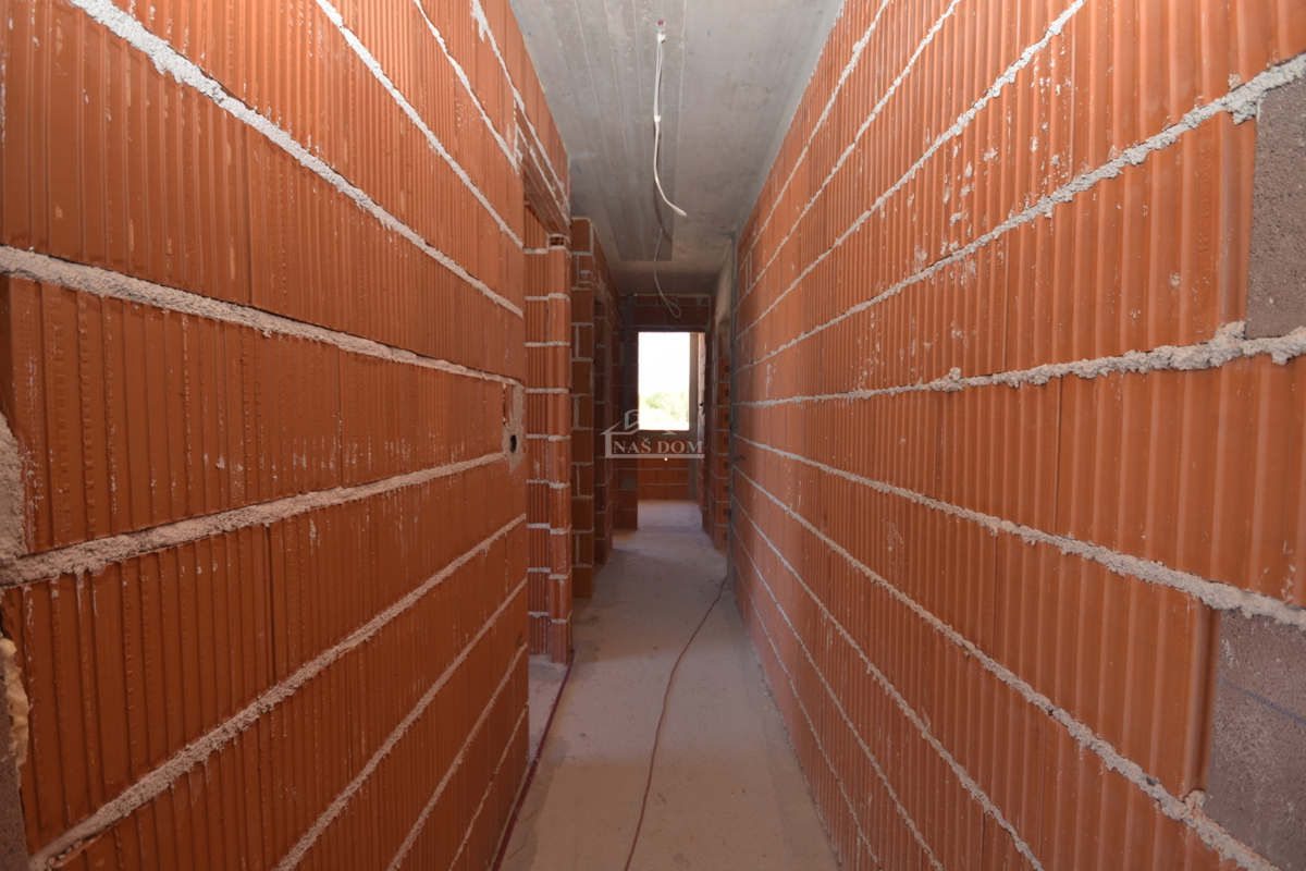 Luksuzno stanovanje S2 z bazenom in vrtom v pritličju novogradnje – Vodice