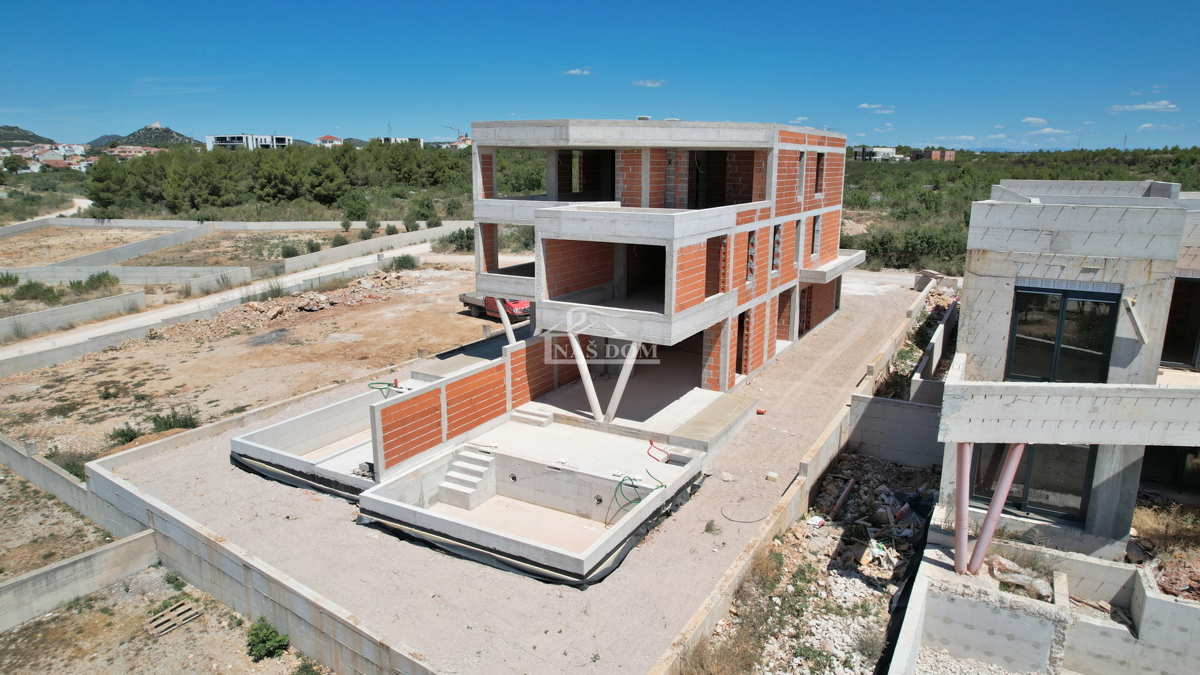 Luksuzno stanovanje S2 z bazenom in vrtom v pritličju novogradnje – Vodice