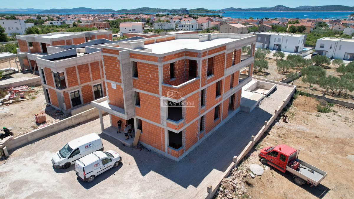 Luksuzno stanovanje S2 z bazenom in vrtom v pritličju novogradnje – Vodice