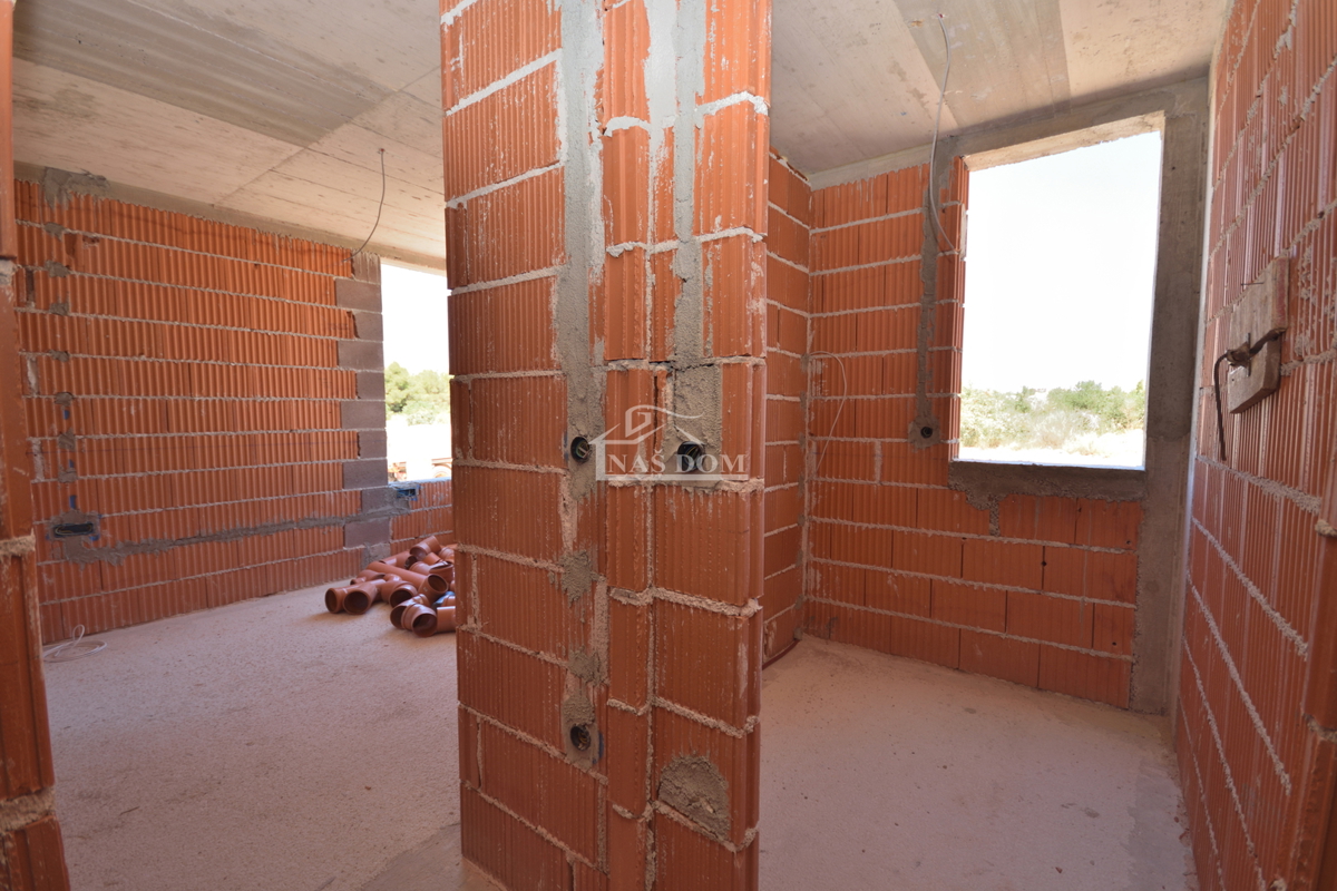 Luksuzno stanovanje S2 z bazenom in vrtom v pritličju novogradnje – Vodice