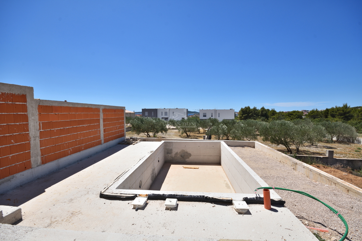 Luksuzno stanovanje S2 z bazenom in vrtom v pritličju novogradnje – Vodice